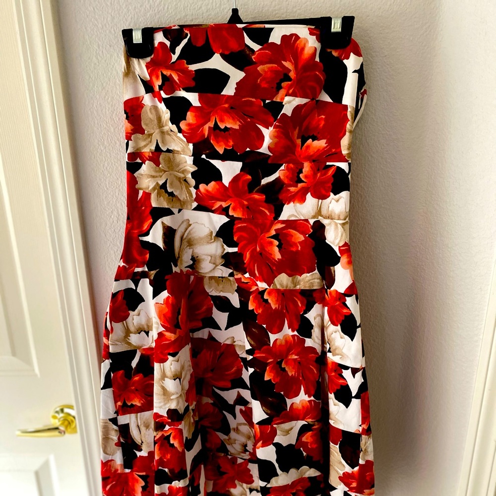 Whit House Black Market strapless dress